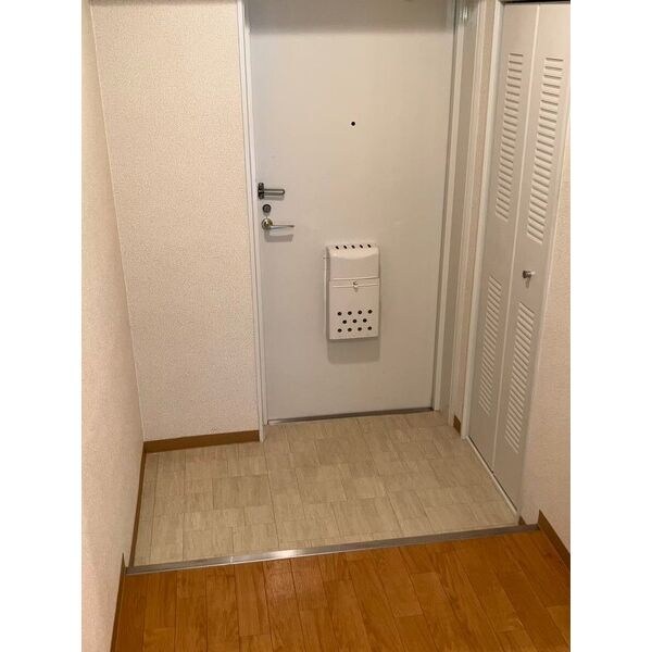 物件内観写真6　(きれいな玄関です)