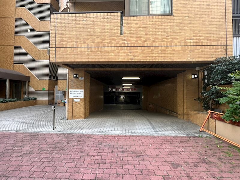 物件外観写真5　(駐車場があるので、車を買う予定の方も安心です)