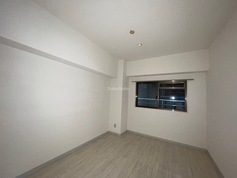 物件内観写真9　(落ち着いた色調の寝室です)