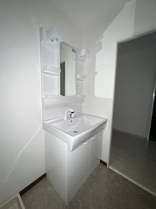 物件内観写真13　(コンパクトで使いやすい洗面所)