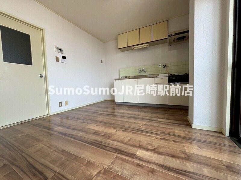 物件内観写真4　(ゆったりとした居間です)