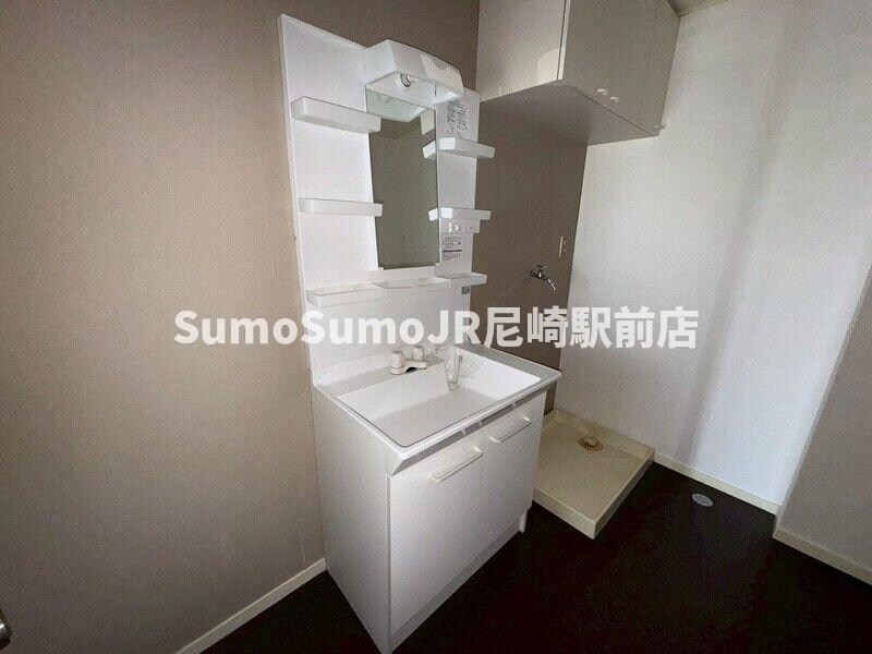 物件内観写真13　(独立洗面台、小物を置くことができて便利です)