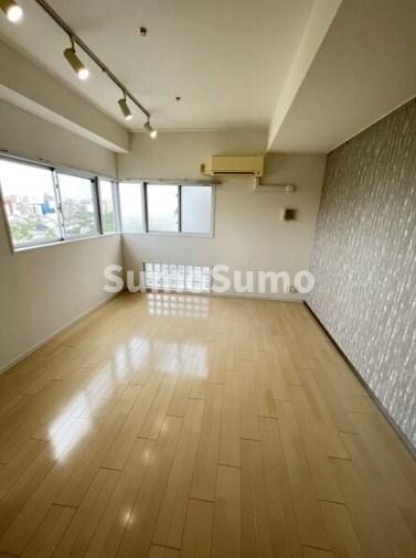 物件内観写真6　(こちらのリビングで趣味の時間をお楽しみください)