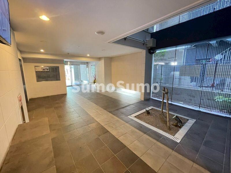 物件外観写真3　(清潔なロビーです)