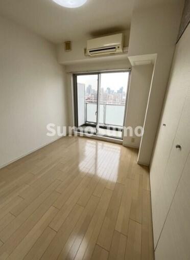 物件内観写真8　(広くて明るい寝室)