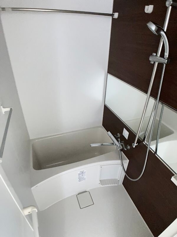 物件内観写真9　(日々の疲れを癒すお風呂付です)