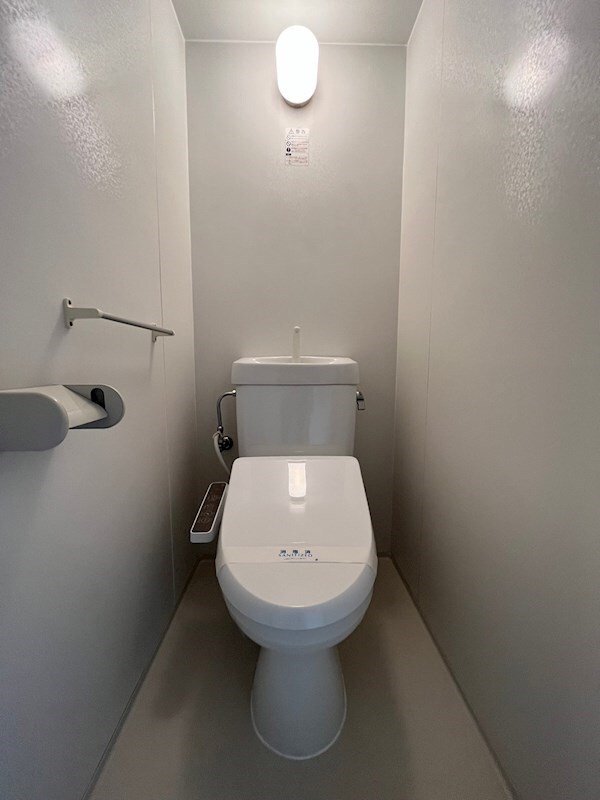 トイレ(落ち着いた色調のトイレです)