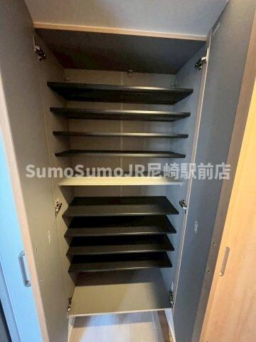 物件内観写真7　(小物を収納するのに便利です)