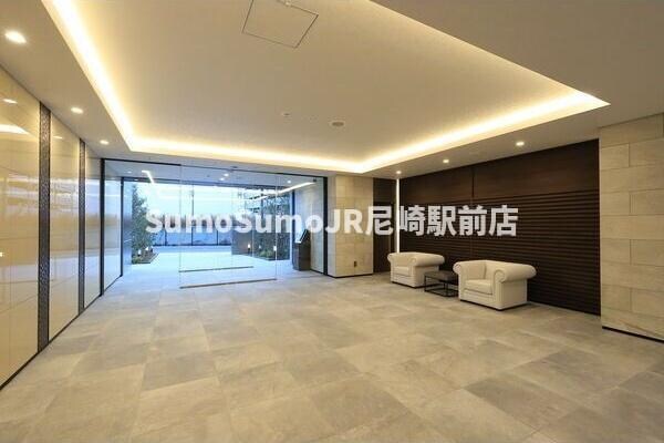 物件外観写真4　(清潔なエントランスです)