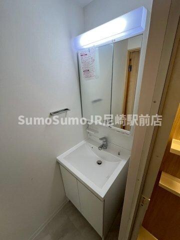 物件内観写真16　(独立洗面台、朝の身支度には欠かせません)