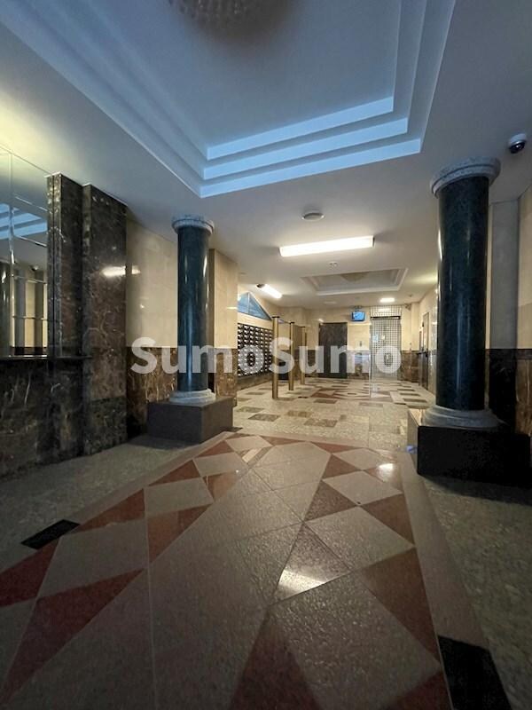 物件外観写真3　(ゆとりのあるエントランスです)