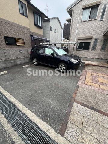 物件外観写真2　(駐車場があるので、車を買う予定の方も安心です)