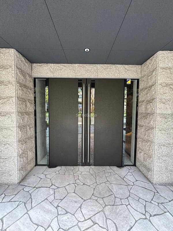 物件外観写真2　(毎日通るエントランスはこのようになっています)