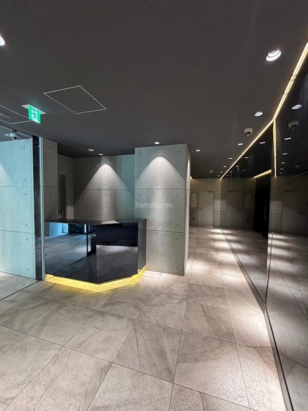 物件外観写真3　(清潔なロビーです)