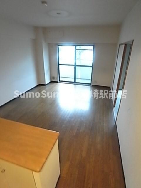 物件内観写真3　(おしゃれな居間です)