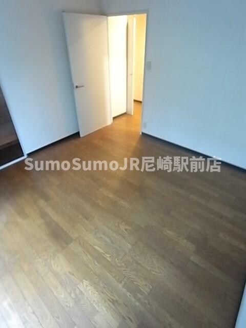 物件内観写真16　(落ち着いた色調の寝室です)