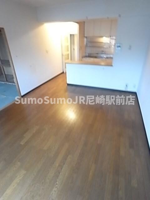 物件内観写真20　(こちらの居間で趣味の時間をお楽しみください)