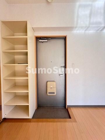 物件内観写真4　(シンプルで使いやすい玄関です)