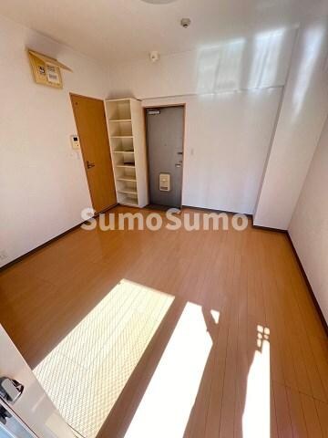 物件内観写真7　(広くて明るい寝室)