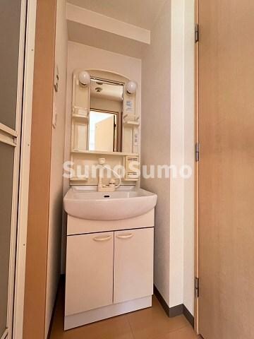 物件内観写真10　(コンパクトで使いやすい洗面所)