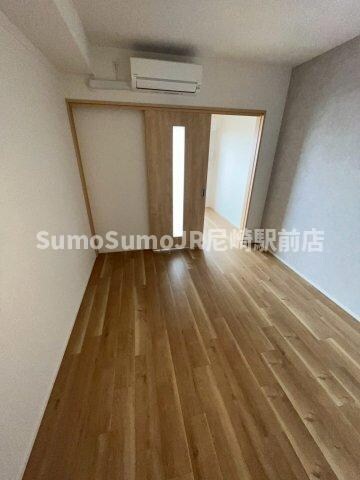 物件内観写真15　(落ち着いた色調の寝室です)