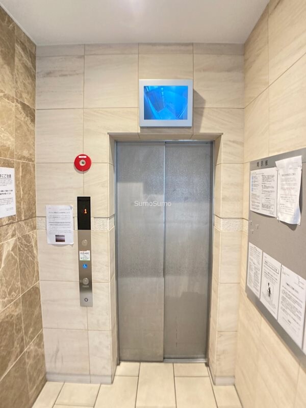 物件外観写真3　(落ち着いたロビーです)