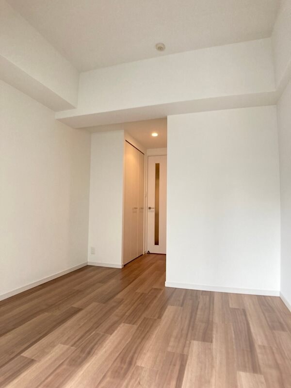 物件内観写真8　(開放的な寝室です)