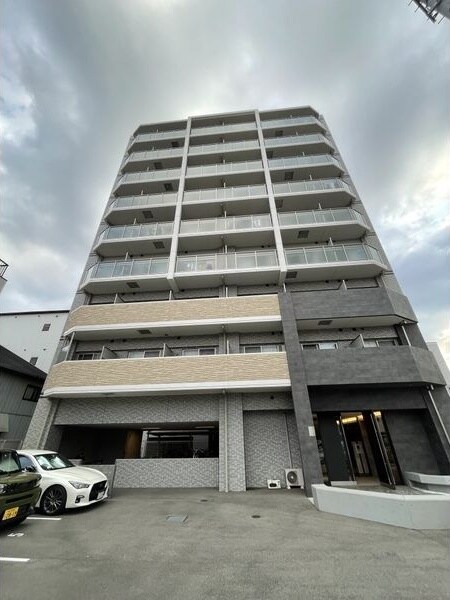 物件外観写真2　(外観は落ち着いています)