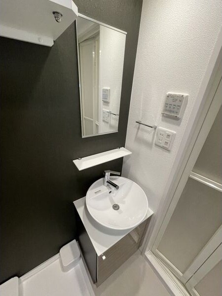 物件内観写真8　(独立洗面化粧台が付いています)
