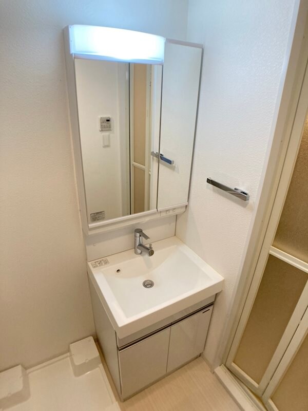 物件内観写真12　(広い洗面スペース)