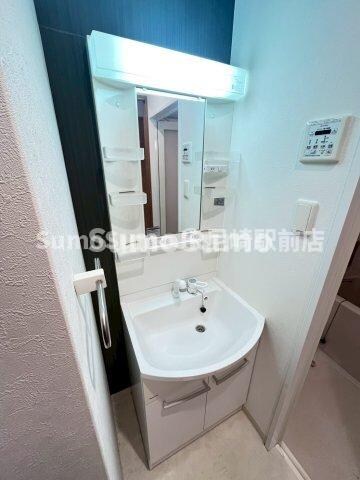 物件内観写真16　(独立洗面台、小物を置くことができて便利です)