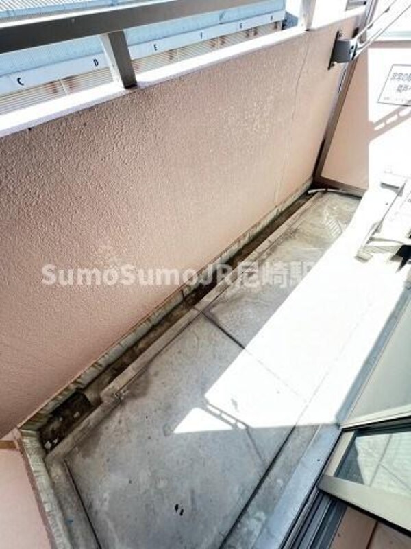 バルコニー(外からの目が気にならないバルコニーで洗濯物が干せます)