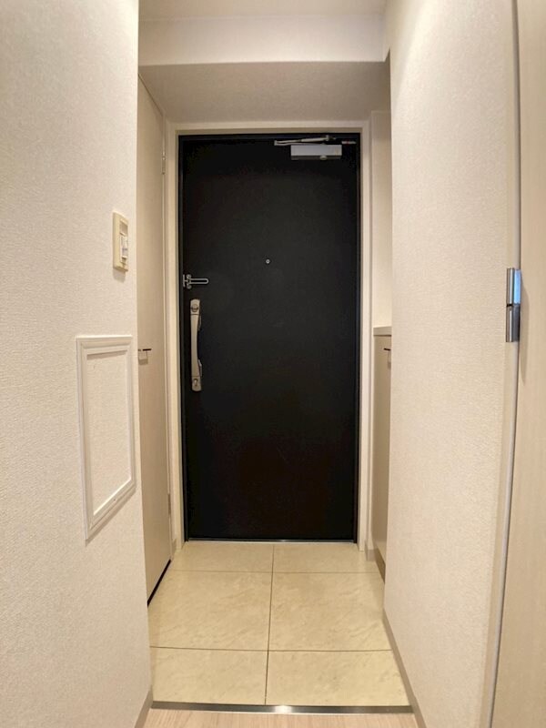 物件内観写真5　(ゆったりとした玄関です)