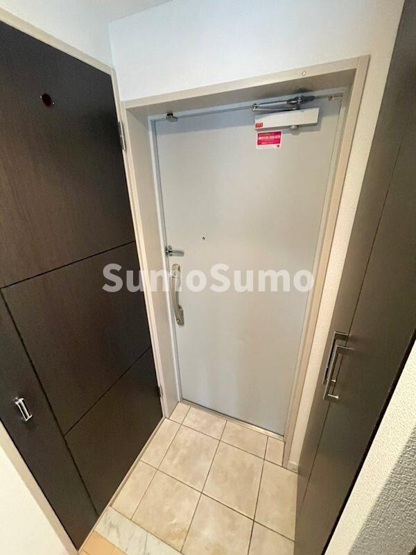 物件内観写真4　(収納もある玄関です)