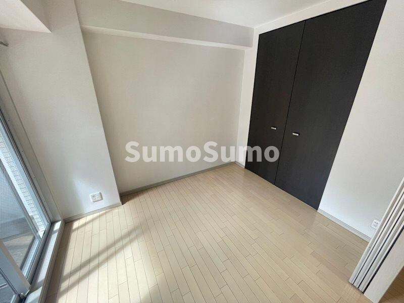 物件内観写真7　(落ち着いた色調の寝室です)