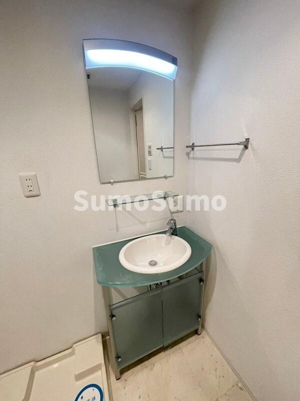 物件内観写真10　(広い洗面スペース)