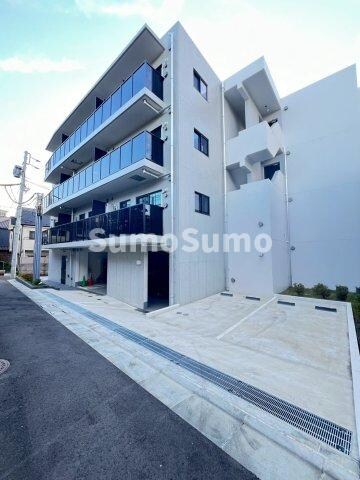 物件外観写真4　(車をお持ちの方に嬉しい駐車場付きの物件です)