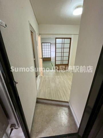 物件内観写真3　(明るい玄関です)