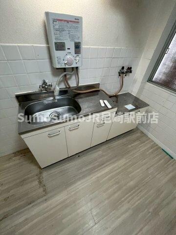 物件内観写真4　(こちらの居間で趣味の時間をお楽しみください)