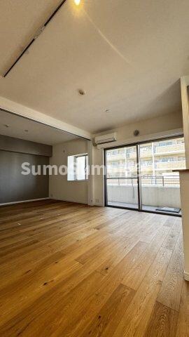 物件内観写真7　(こちらの居間で趣味の時間をお楽しみください)