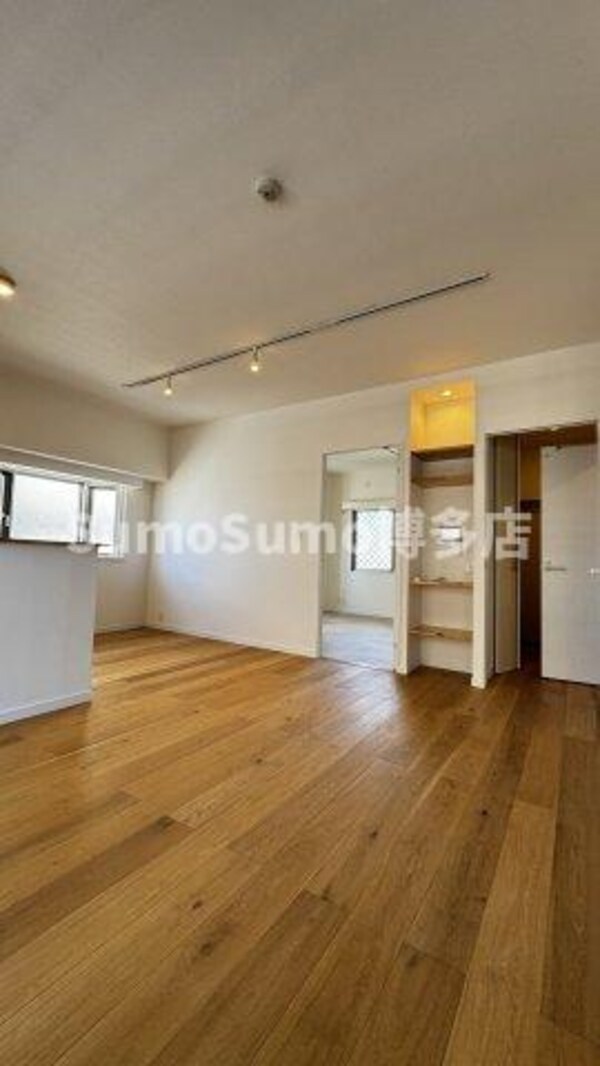 居室(こちらの居間で趣味の時間をお楽しみください)