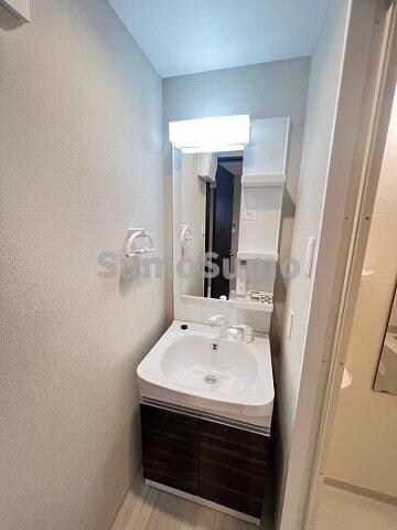 物件内観写真11　(広い洗面スペース)