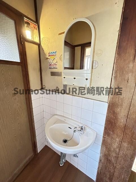 物件内観写真8　(独立洗面台、朝の身支度には欠かせません)