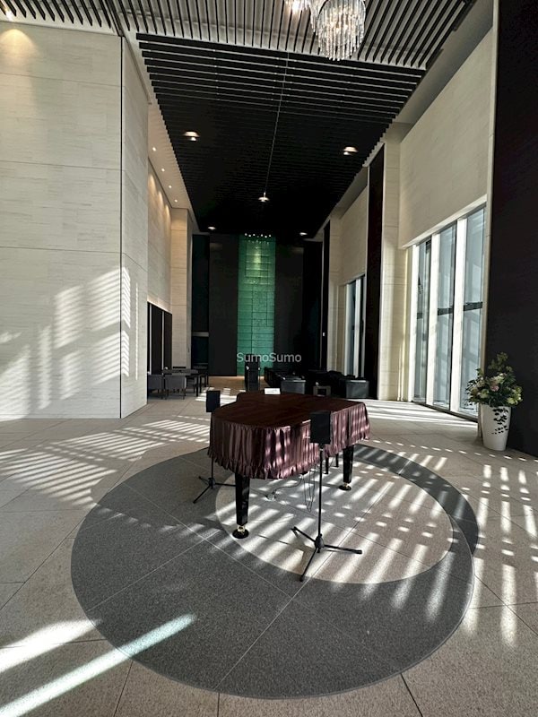 物件外観写真3　(ゆとりのあるロビーです)