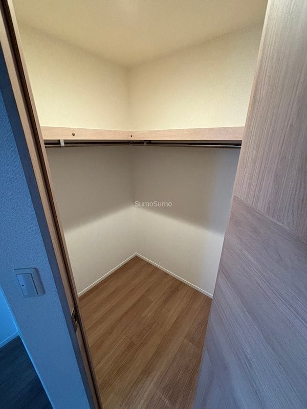 物件内観写真12　(たっぷりとした収納スペースです)