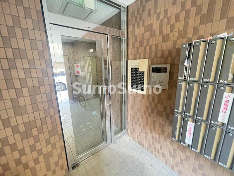 物件外観写真3　(ゆとりのあるエントランスです)