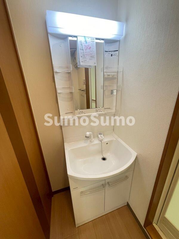 物件内観写真10　(ゆったりとスペースのある洗面所)