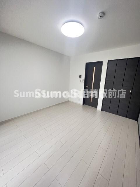 物件内観写真5　(広くて明るい寝室)