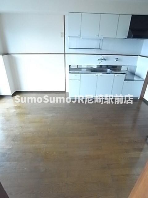 物件内観写真4　(ゆったりとした居間です)