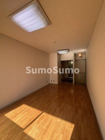 物件内観写真5　(こちらのリビングで趣味の時間をお楽しみください)